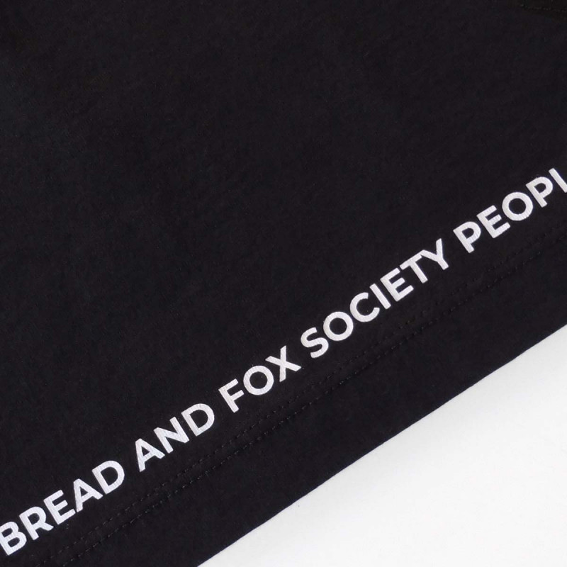 T-shirt nera con stampa