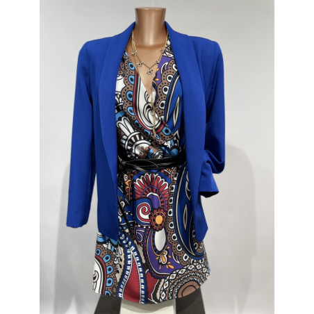 Giacca con collo a scialle, sciancrata.