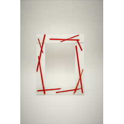 Cornice Bianca con bastoncini rossi
