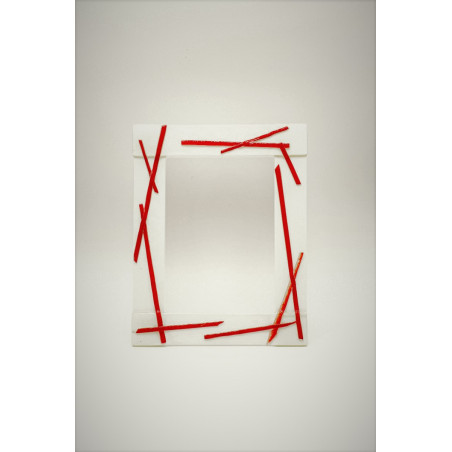 Cornice Bianca con bastoncini rossi