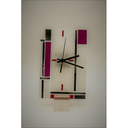 Orologio da parete bianco con dettagli viola